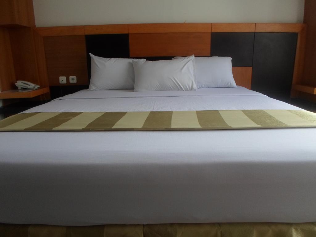 Hotel Grand Karawang Indah Extérieur photo