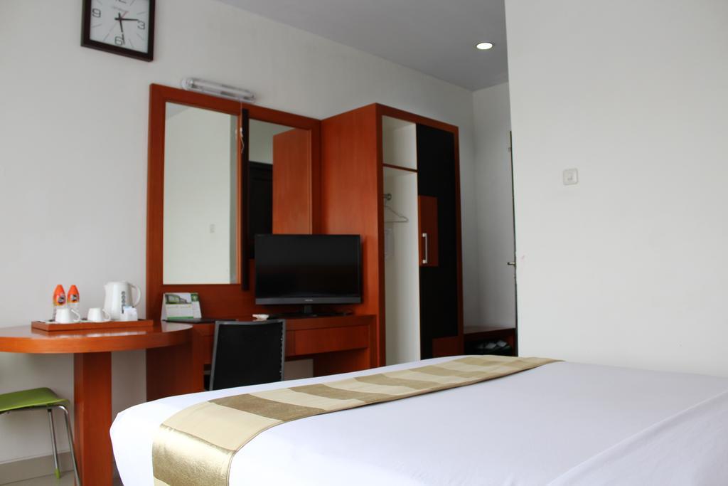 Hotel Grand Karawang Indah Extérieur photo