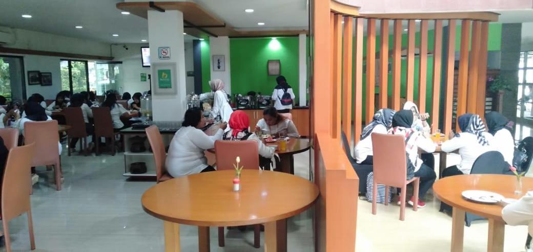 Hotel Grand Karawang Indah Extérieur photo